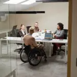 Cum angajezi legal și eficient persoane cu dizabilități în România