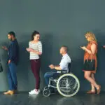Modificarea criteriilor de încadrare în grad de handicap: Ce aduce nou proiectul de ordin și cine va primi certificat permanent