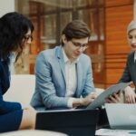 7 întrebări pe care să ni le punem despre etica tehnologiei incluzive