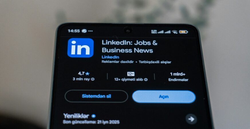 Ecran de smartphone afișând pagina aplicației LinkedIn în magazinul de aplicații, în modul întunecat.
