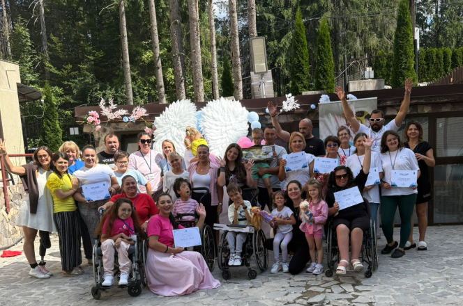 Imagine de grup cu copii cu SMA și membri ai Asociației Familia SMA