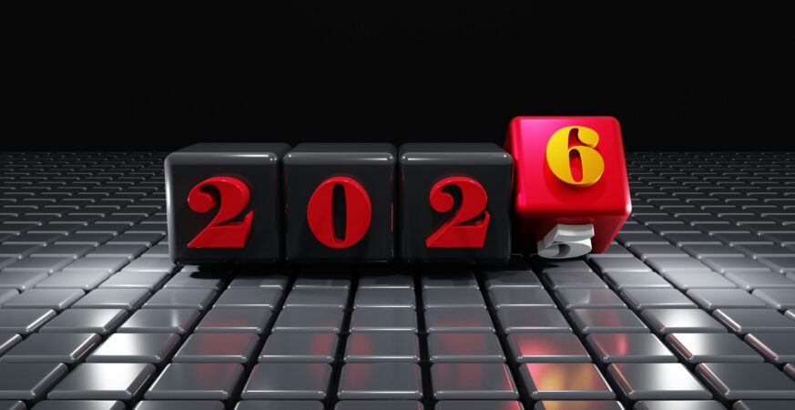 Cuburi 3D cu anul 2026 evidențiat, înlocuind 2025 pe o suprafață metalică, sugerând trecerea într-un nou an.