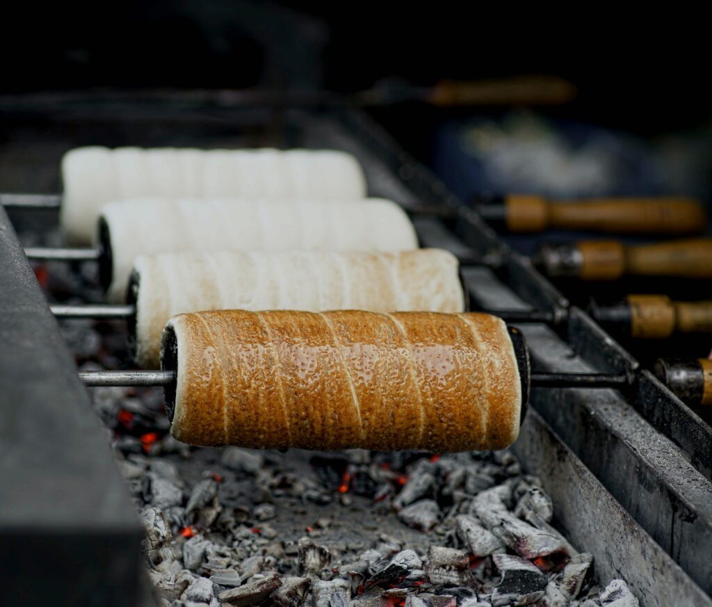 Cozonac secuiesc (kürtőskalács) în timpul coacerii; este un preparat alimentar specific sud-estului Transilvaniei.