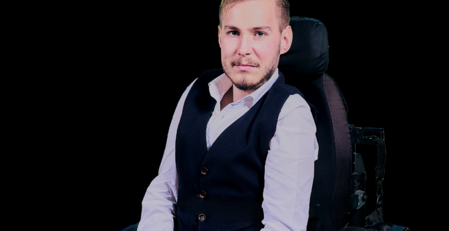 Dragoș, un tânăr cu SMA, în scaunul său rulant electric.